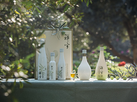 祥宇特級(jí)初榨橄欖油，純手工采摘、精選優(yōu)質(zhì)油橄欖鮮果，用意大利貝亞雷斯全自動(dòng)設(shè)備物理冷榨工藝，在鮮果采摘后8小時(shí)內(nèi)限時(shí)鮮榨而成。